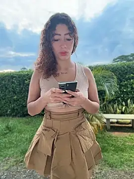 Snapshot of roxyrougee chatting on 05.05.26 roxyrougee online show from 05.05.26