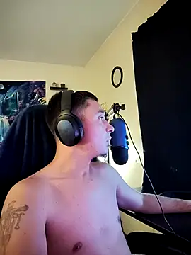 Snapshot of YoBlezz chatting on 09.15.25 YoBlezz online show from 09.15.25