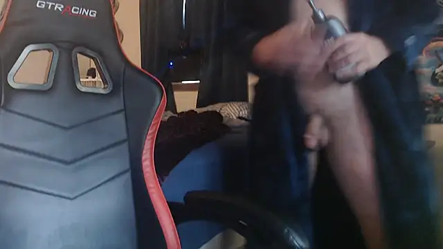 Snapshot of YoBlezz chatting on 09.18.25 YoBlezz online show from 09.18.25