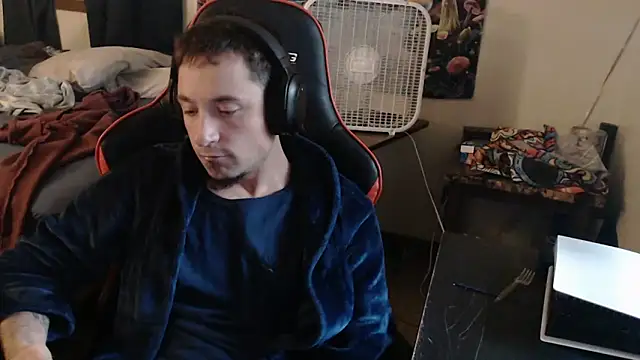 Snapshot of YoBlezz chatting on 09.26.25 YoBlezz online show from 09.26.25