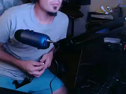 Snapshot of YoBlezz chatting on 10.11.25 YoBlezz online show from 10.11.25