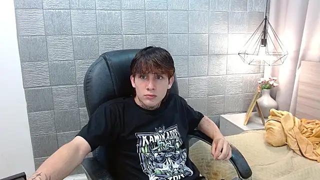 Snapshot of Iantwink18 chatting on 09.19.25 Iantwink18 online show from 09.19.25