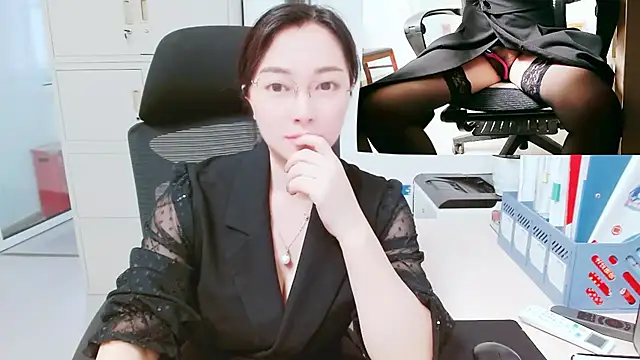 Snapshot of OL-Lily chatting on 10.14.25 OL-Lily online show from 10.14.25
