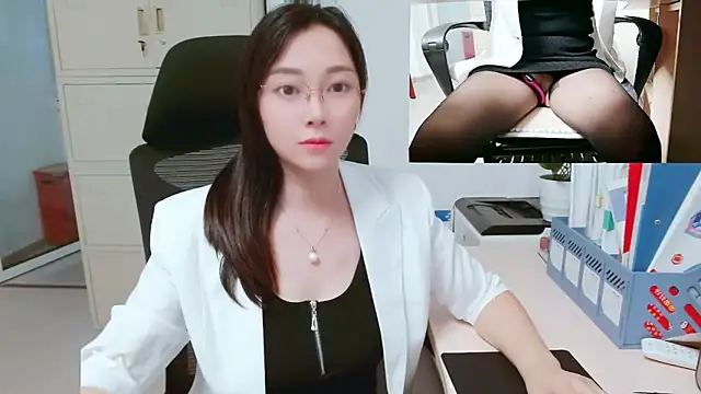 Snapshot of OL-Lily chatting on 10.17.25 OL-Lily online show from 10.17.25