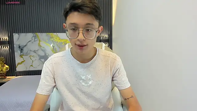 SantiagoRusso18 online show from 09.16.25