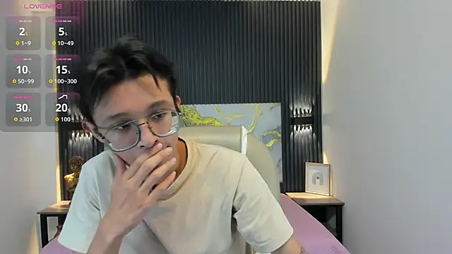 SantiagoRusso18 online show from 11.14.25