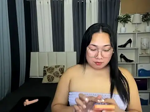 TsUncutKaren online show from 02.21.26