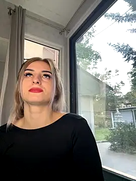 Snapshot of Ella_Vee chatting on 09.27.25 Ella Vee online show from 09.27.25