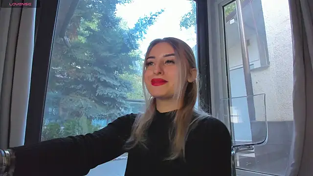 Snapshot of Ella_Vee chatting on 10.01.25 Ella Vee online show from 10.01.25