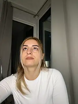 Snapshot of Ella_Vee chatting on 10.08.25 Ella Vee online show from 10.08.25