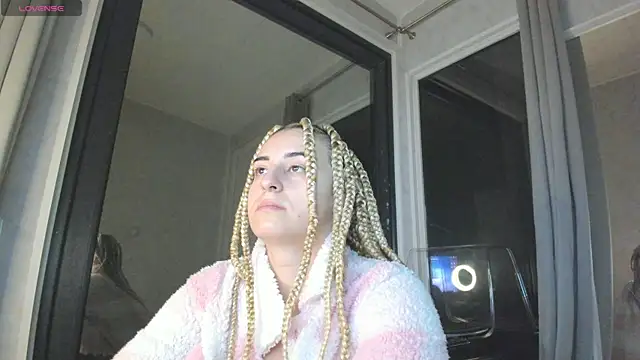 Snapshot of Ella_Vee chatting on 10.22.25 Ella Vee online show from 10.22.25