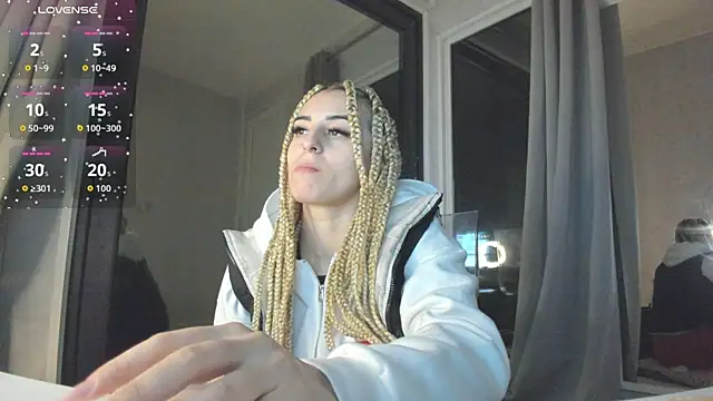 Snapshot of Ella_Vee chatting on 10.25.25 Ella Vee online show from 10.25.25