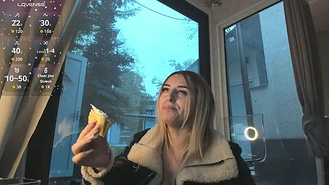 Snapshot of Ella_Vee chatting on 11.14.25 Ella Vee online show from 11.14.25