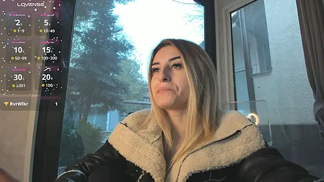 Snapshot of Ella_Vee chatting on 11.16.25 Ella Vee online show from 11.16.25