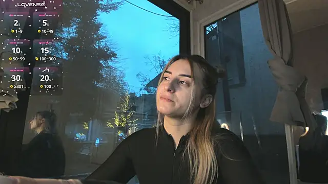 Snapshot of Ella_Vee chatting on 12.05.25 Ella Vee online show from 12.05.25