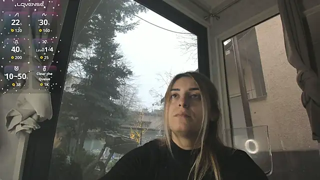 Snapshot of Ella_Vee chatting on 12.16.25 Ella Vee online show from 12.16.25