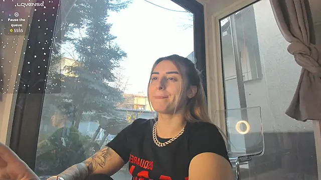 Snapshot of Ella_Vee chatting on 12.19.25 Ella Vee online show from 12.19.25