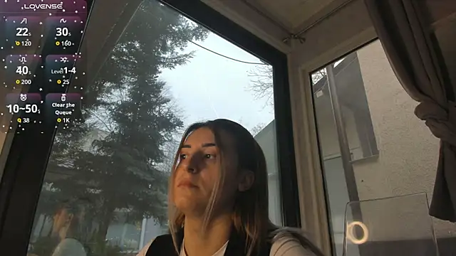 Snapshot of Ella_Vee chatting on 12.20.25 Ella Vee online show from 12.20.25