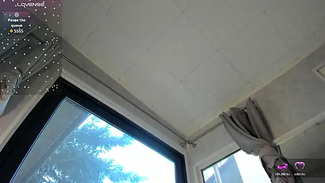 Ella Vee online show from 03.04.26