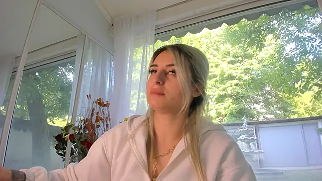 Ella Vee online show from 05.15.26
