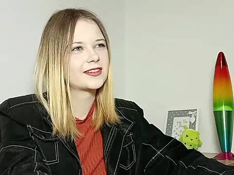 Snapshot of LydiaYoung chatting on 10.09.25 LydiaYoung online show from 10.09.25