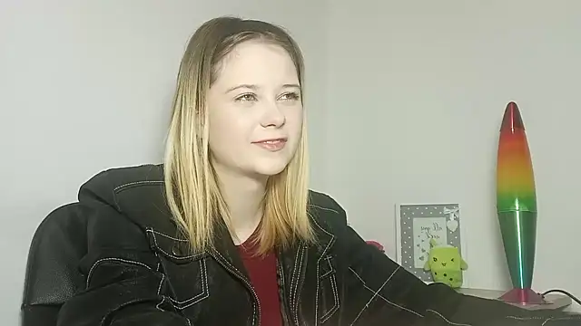 Snapshot of LydiaYoung chatting on 10.13.25 LydiaYoung online show from 10.13.25