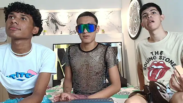 Snapshot of YOUNGS_GUYS chatting on 09.22.25 YOUNGS GUYS online show from 09.22.25