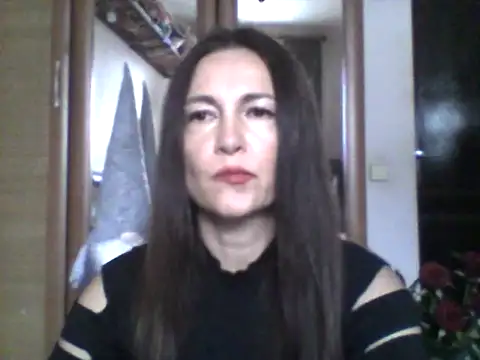 Snapshot of Cyreluna chatting on 11.04.25 Cyreluna online show from 11.04.25