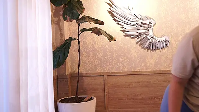 Tayler Kim online show from 09.21.25