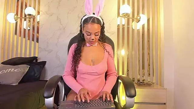Snapshot of Melaniegh_ chatting on 10.17.25 Melaniegh  online show from 10.17.25