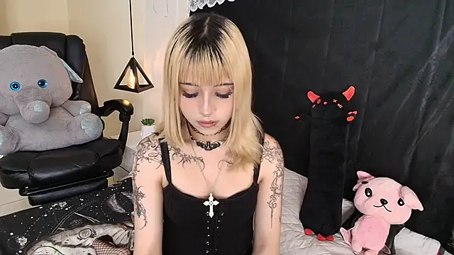 Snapshot of IvyBelle_ chatting on 04.15.26 IvyBelle online show from 04.15.26