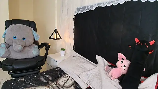 Snapshot of IvyBelle_ chatting on 04.21.26 IvyBelle online show from 04.21.26