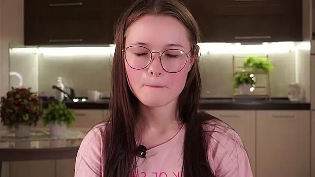 LynHillaire online show from 09.10.25