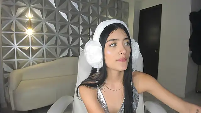 zoerouse  online show from 12.17.25