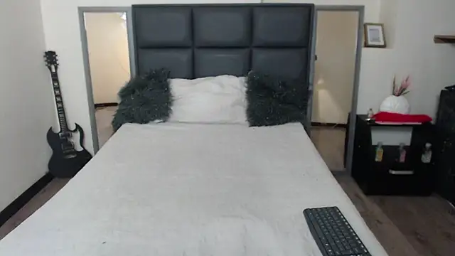 Isabella Diamon online show from 11.19.25