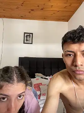 Snapshot of coupledesire18 chatting on 10.12.25 coupledesire18 online show from 10.12.25