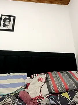 Snapshot of coupledesire18 chatting on 10.16.25 coupledesire18 online show from 10.16.25