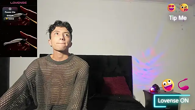 Snapshot of mhatias_ chatting on 10.25.25 mhatias  online show from 10.25.25
