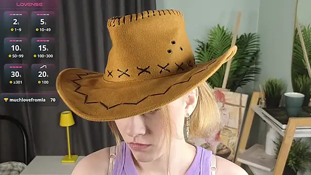 HollieCollelo online show from 12.21.25