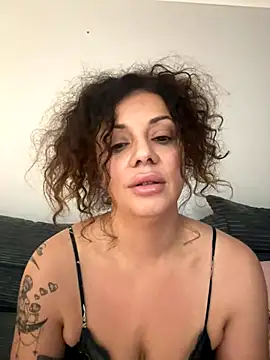 Snapshot of caramelandCurls chatting on 11.05.25 caramelandCurls online show from 11.05.25