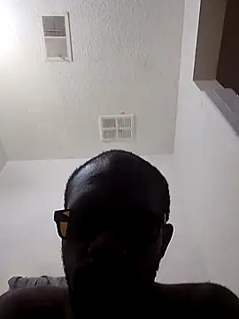 Snapshot of moneybaggtj chatting on 10.21.25 moneybaggtj online show from 10.21.25