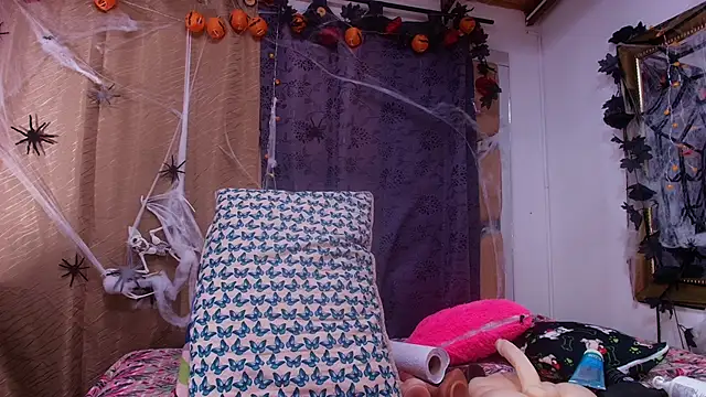 Snapshot of sweegirl69 chatting on 10.30.25 sweegirl69 online show from 10.30.25