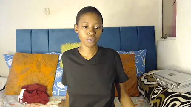 Snapshot of SweetSlenderChoc chatting on 05.01.26 SweetSlenderChoc online show from 05.01.26