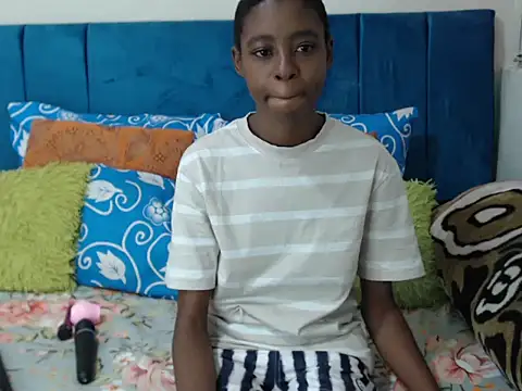 Snapshot of SweetSlenderChoc chatting on 05.25.26 SweetSlenderChoc online show from 05.25.26