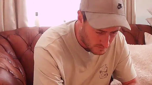 Snapshot of Londonlad818 chatting on 09.17.25 Londonlad818 online show from 09.17.25