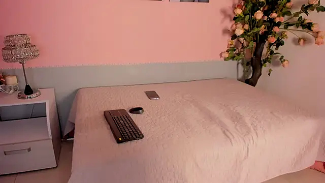 Stefany gonzales  online show from 11.24.25