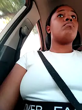 Snapshot of MoniqueMulberry chatting on 10.28.25 MoniqueMulberry online show from 10.28.25