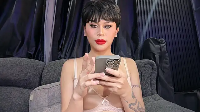 Snapshot of erotictsmonica chatting on 05.01.26 erotictsmonica online show from 05.01.26