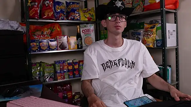 Snapshot of JoyBoy2003j chatting on 09.09.25 JoyBoy2003j online show from 09.09.25