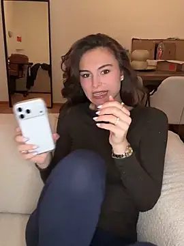 SophiiaStarr online show from 11.22.25